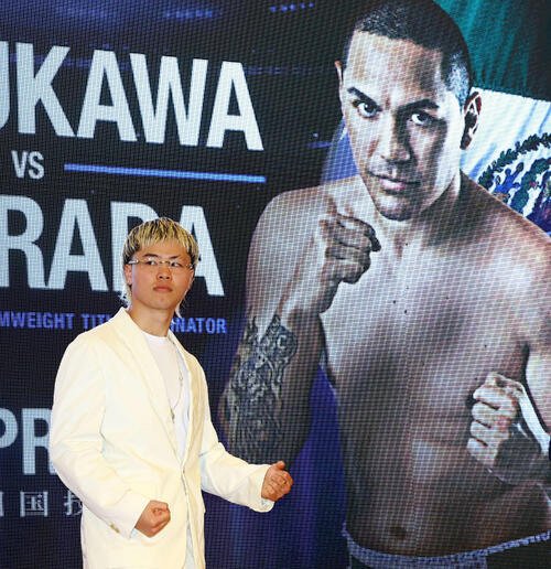 26年2月、エストラダ(後方)とのWBC世界バンタム級挑戦者決定戦を発表した那須川天心