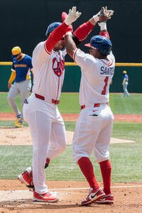 1回、逆転3ランを放ち生還するキューバのA･マルティネス(左)(AP)