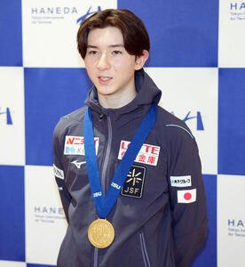 帰国後、囲み取材に応じる中田(撮影･小島史椰)