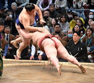 熱海富士(手前)に寄り切りで敗れる大の里(撮影･和賀正仁)