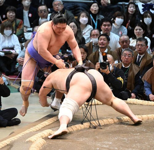 朝乃山(右)は押し出しで欧勝海を破る(撮影･和賀正仁)