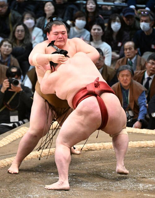 隆の勝(手前)は寄り切りで王鵬を破る(撮影･和賀正仁)