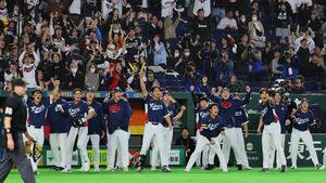 9回表韓国1死一、三塁、安賢民の中犠飛で喜ぶ韓国ナイン(撮影･藤尾明華)