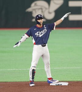 オーストラリア対韓国　3回表韓国無死二塁、中適時二塁打を放ちポーズをとる李政厚(撮影･宮地輝)