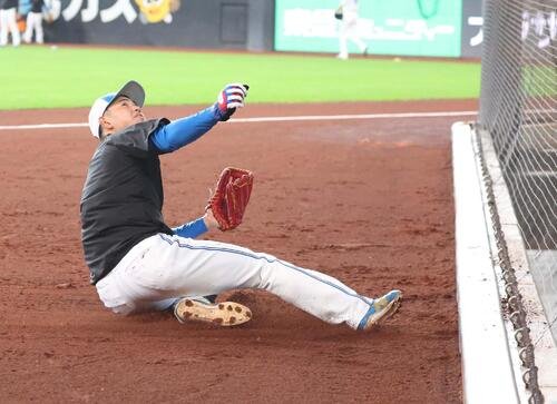 フェンス際の打球を捕球する練習をする日本ハム常谷(撮影･黒川智章)