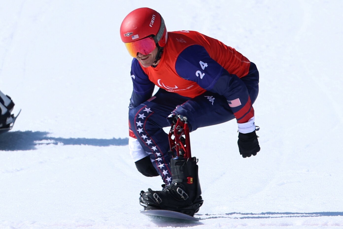 パラスノーボードクロス男子(大腿〈だいたい〉障害)準々決勝で滑走する米国のマイク･シュルツ=井手さゆり撮影