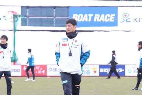 宮の沢白い恋人サッカー場での初練習を行った札幌川井監督(撮影･保坂果那)