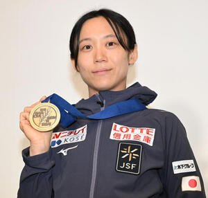 スピードスケートの世界選手権を終え、帰国後の取材対応でメダルを披露する高木美帆(撮影･千葉一成)
