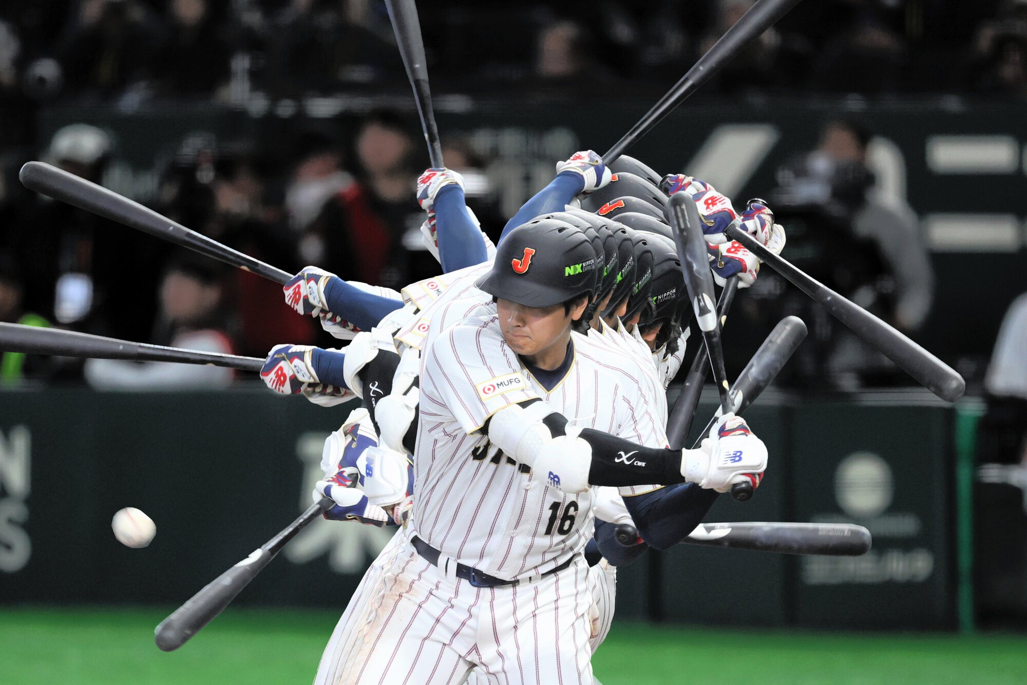 三回裏日本1死、大谷翔平は同点本塁打を放つ(写真11枚を合成)=金居達朗撮影