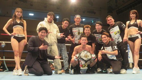 陣営や応援者とともに日本フェザー級王座獲得を喜ぶ岡本恭祐(最前列中央)