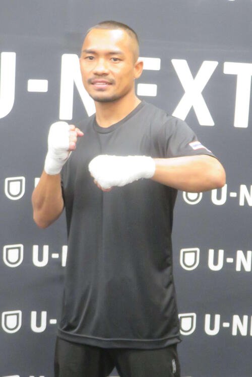 公開練習したWBC世界ライトフライ級王者ノックアウト･CPフレッシュマート