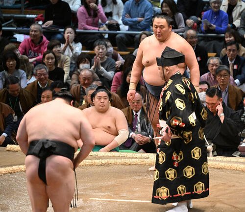 正代に押し出しで敗れた玉鷲(撮影･和賀正仁)