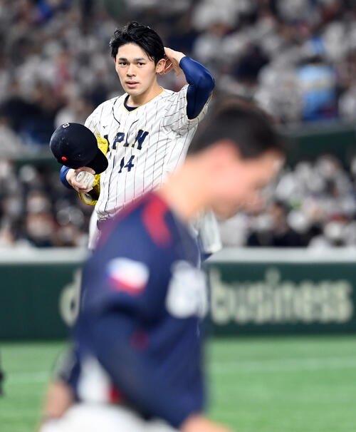 3月11日、チェコのエスカラ(手前)に死球を与え帽子をとって謝る佐々木