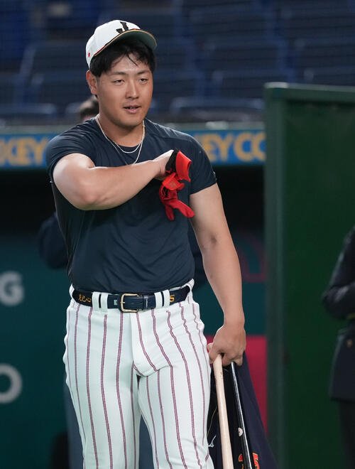 日本対チェコ　試合前練習に臨む岡本和真(撮影･鈴木みどり)