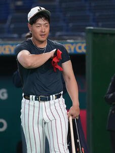 日本対チェコ　試合前練習に臨む岡本和真(撮影･鈴木みどり)