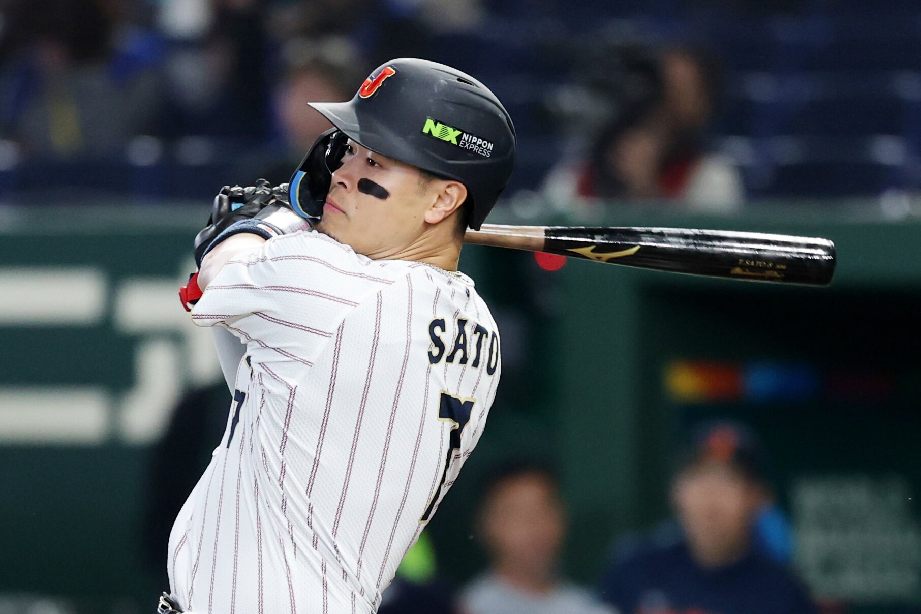 一回裏日本1死、佐藤輝明は左翼線へ二塁打を放つ=金居達朗撮影