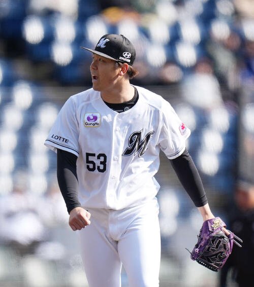 ロッテ対オリックス　5回表を3人で抑え声を上げるロッテ木村(撮影･増田悦実)