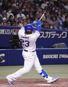 中日対ヤクルト　2回裏中日無死一塁、左越え2点本塁打を放つサノー(撮影･森本幸一)