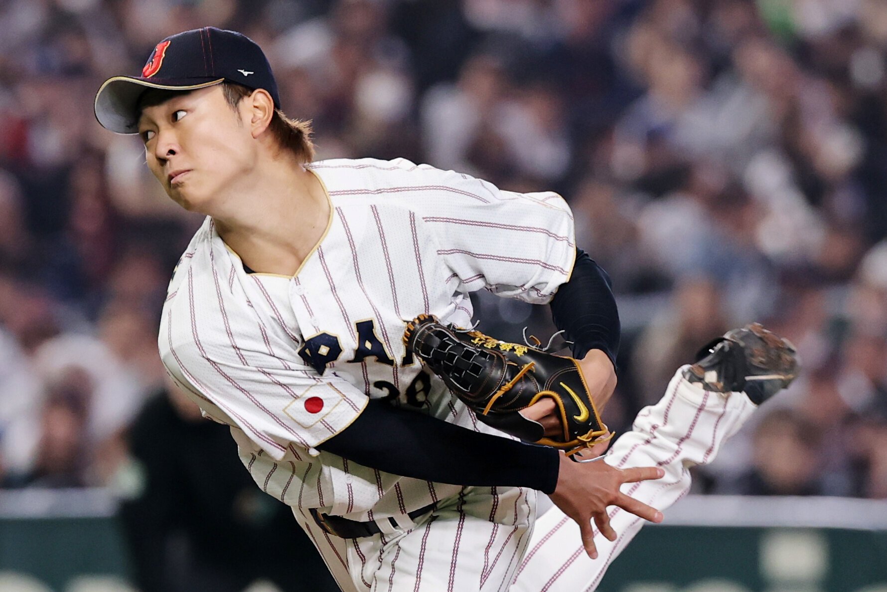 一回表、力投する先発の高橋宏斗=友永翔大撮影