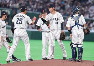 日本対チェコ　5回表、降板する先発高橋宏(中央)はナインとタッチを交わす(撮影･鈴木みどり)