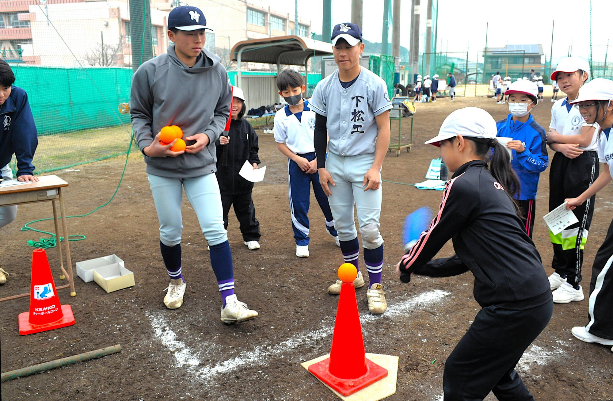 下松工部員から野球の楽しさを学ぶ公集小4年生=2026年3月2日午前11時6分、下松市美里町4丁目、三沢敦撮影