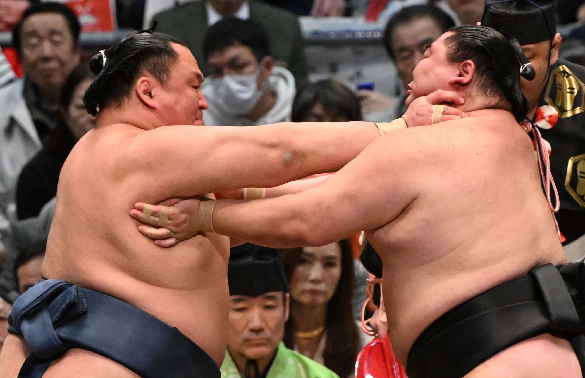 玉鷲(左)は押し出しで正代に敗れる=滝沢美穂子撮影