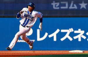 DeNA対広島　7回裏DeNA2死、右中間三塁打を放つ梶原(撮影･野上伸悟)