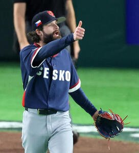 日本対チェコ　5回裏日本1死二塁、サトリアは森下を邪飛に仕留めマウンドからナインにサムズアップポーズを決める(撮影･加藤哉)