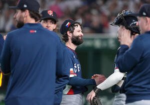 日本対チェコ　5回裏途中、球数制限まで投げたチェコ先発サトリア(中央)は笑顔でベンチへ戻る(撮影･鈴木みどり)