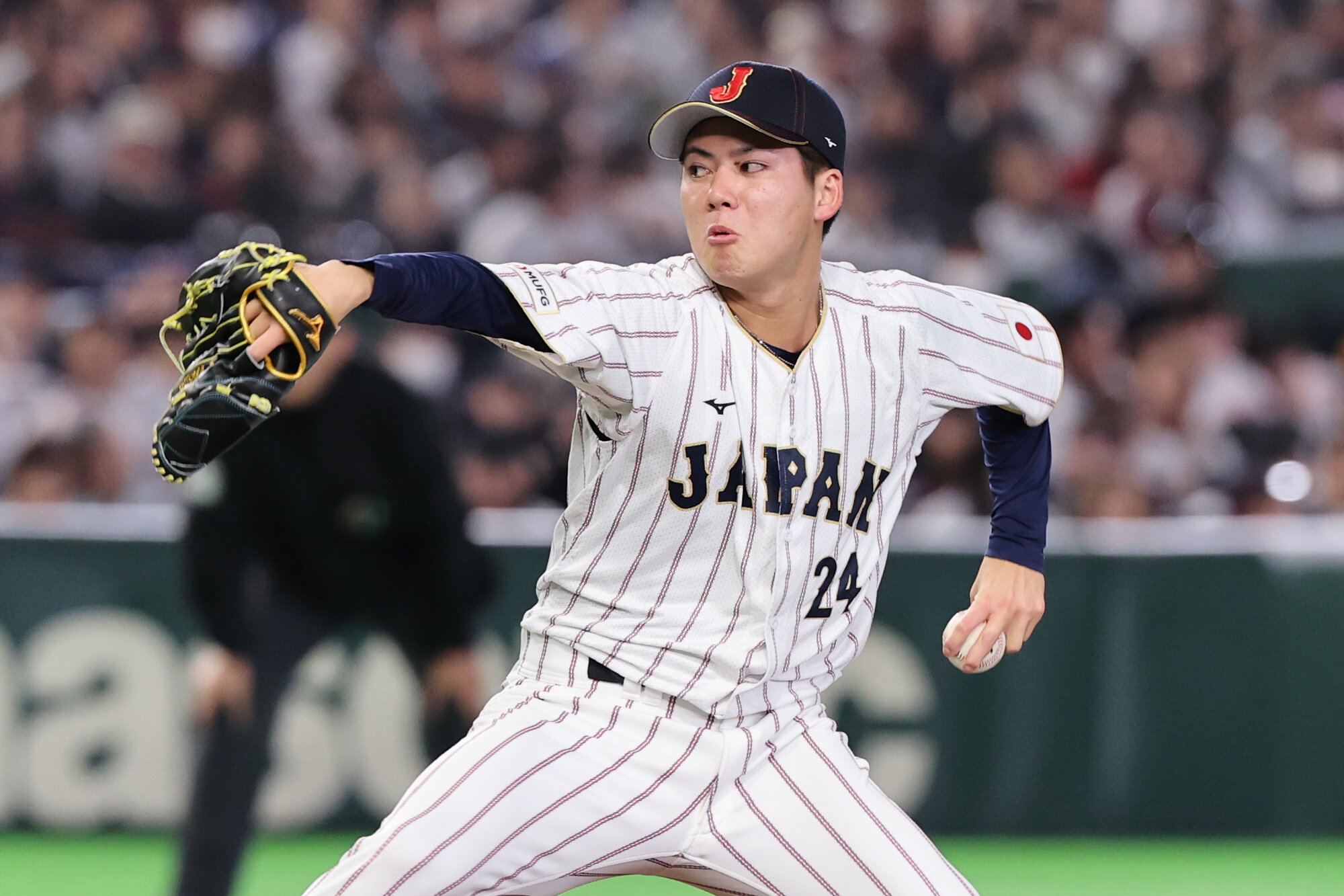 七回表、3番手で登板した金丸夢斗＝金居達朗撮影