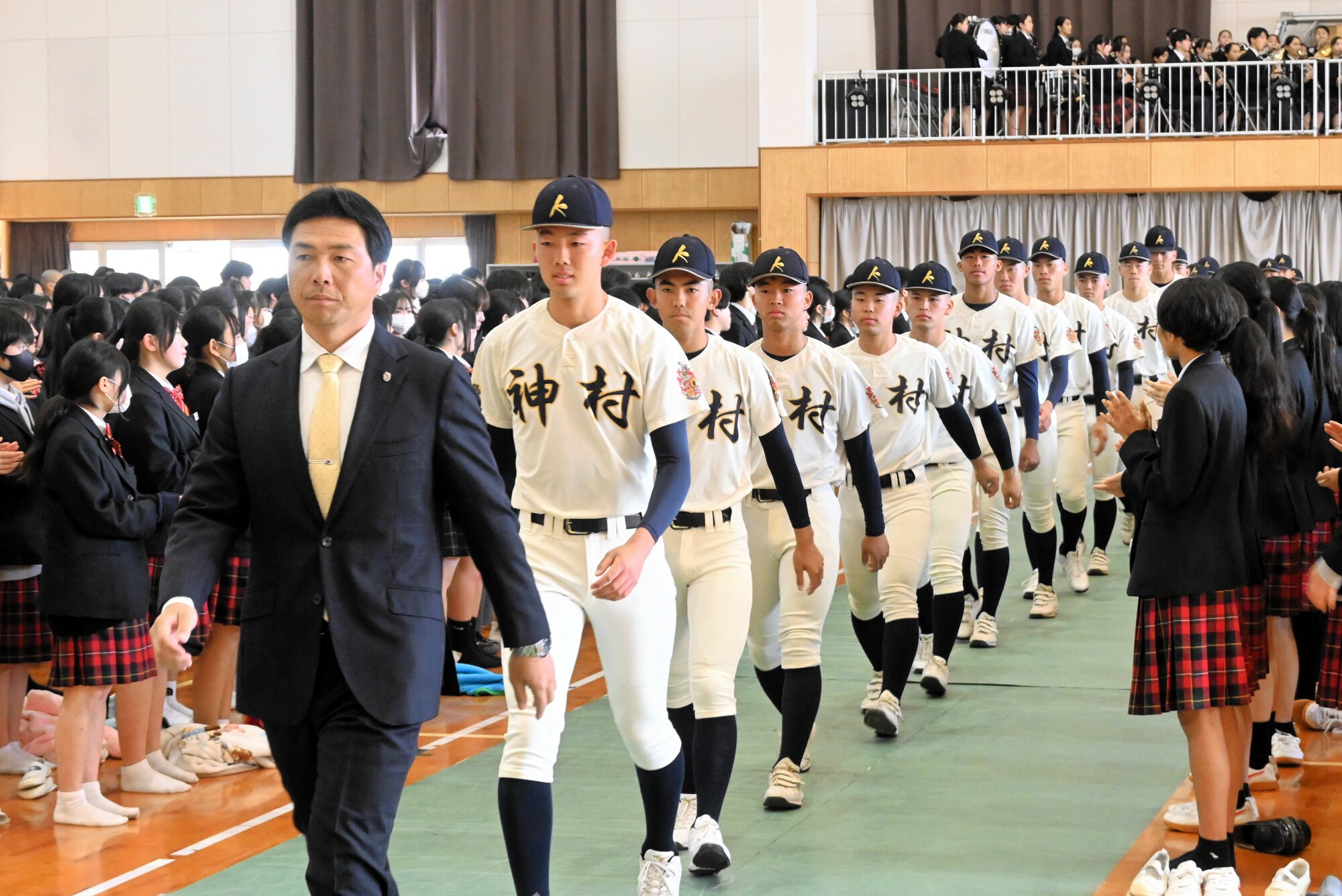 壮行式で入場する選手たち=2026年3月10日午前10時35分、鹿児島県いちき串木野市、井潟克弘撮影
