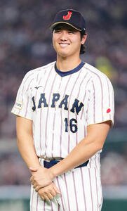 日本対チェコ　試合前のセレモニーで笑顔を見せる大谷(撮影･江口和貴)