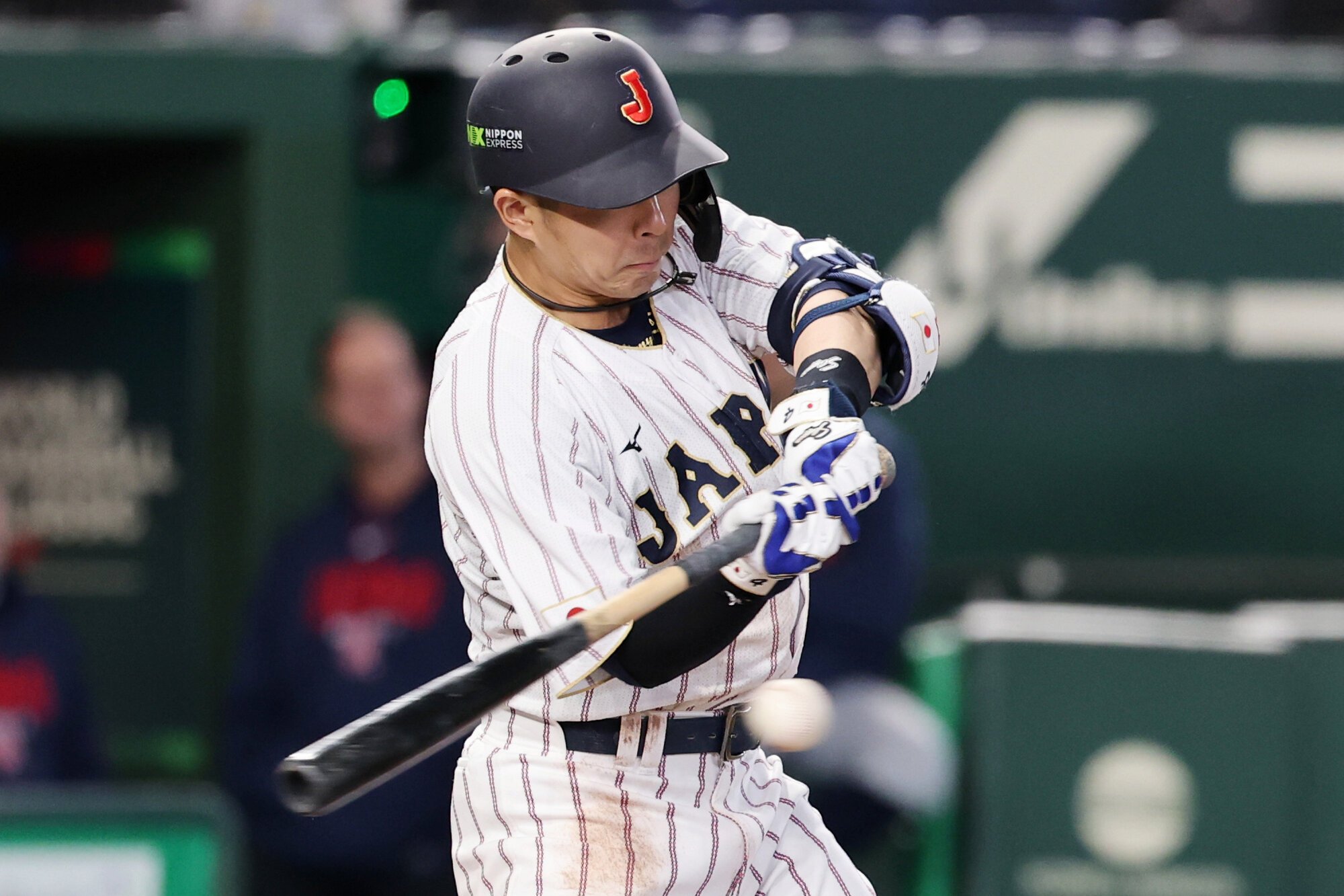 八回裏日本1死一塁、若月健矢は右翼線に二塁打を放つ=友永翔大撮影