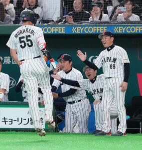日本対チェコ　8回裏日本2死満塁、満塁本塁打を放った村上(左)を笑顔で迎える井端監督(右)(撮影･鈴木みどり)