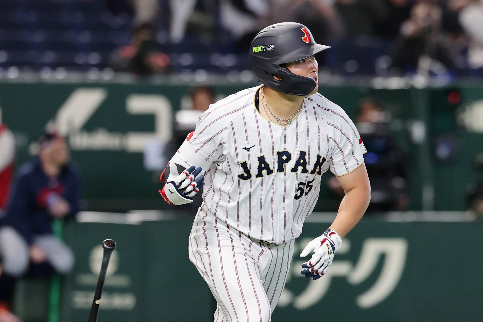 八回裏日本2死満塁、村上宗隆は満塁本塁打を放つ=友永翔大撮影