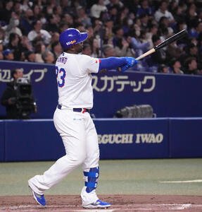 中日対ヤクルト　2回裏中日無死一塁、左越え2点本塁打を放つサノー(撮影･森本幸一)