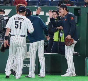 日本対チェコ　5回表、降板する先発高橋宏を迎える大谷(右)(撮影･鈴木みどり)