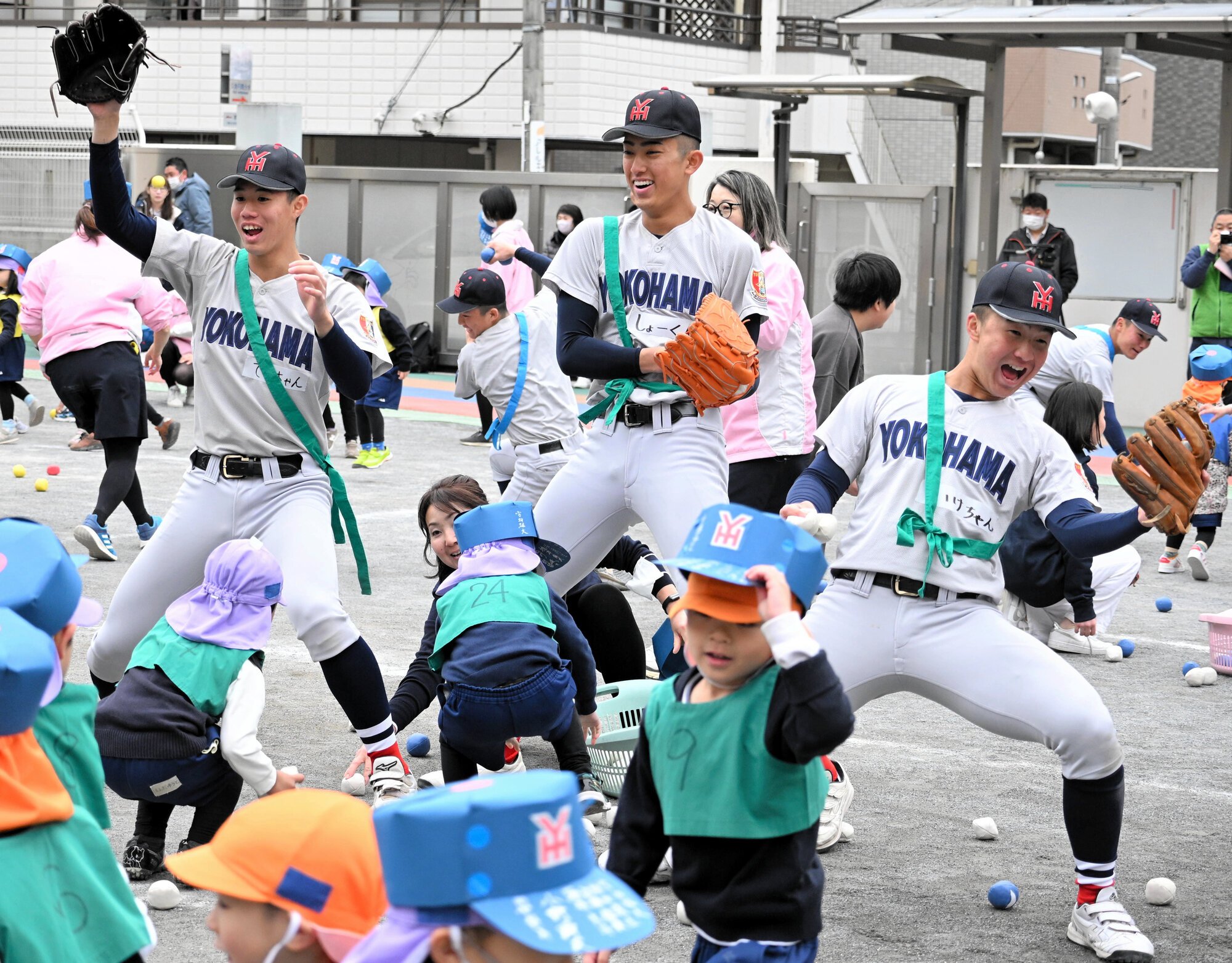 園児たちが投げた球をグラブでキャッチする選手たち=2026年3月2日午前10時14分、川崎市高津区、小林日和撮影