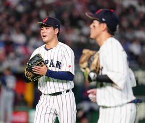 日本対チェコ　8回表終了後、ベンチに引き揚げる3番手の金丸(撮影･江口和貴)