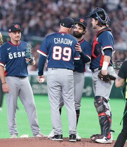 日本対チェコ　5回裏途中、球数制限まで投げたチェコ先発サトリア(中央右)に声をかけるハジム監督(同左)(撮影･鈴木みどり)
