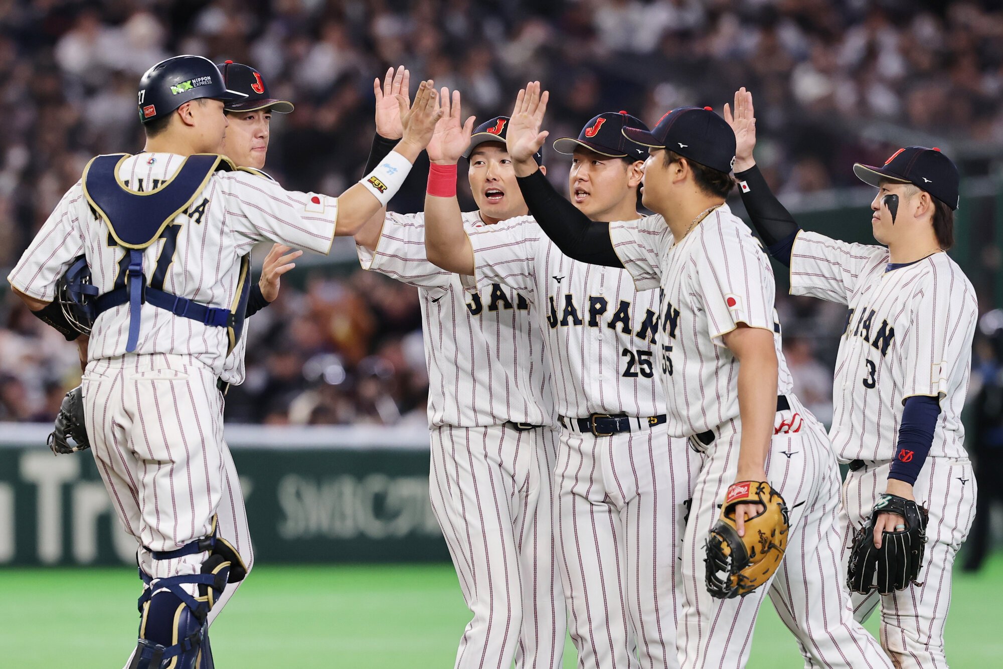 チェコを破り、喜び合う(左から)中村悠平、北山亘基、源田壮亮、岡本和真、村上宗隆、小園海斗=友永翔大撮影