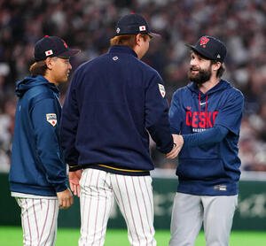 日本対チェコ　試合後、宮城(左)、高橋宏(中央)とあいさつを交わすチェコのサトリア(撮影･江口和貴)