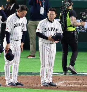 日本対チェコ　チェコに勝利しスタンドのファンにあいさつする侍ジャパン井端監督。左は金子ヘッドコーチ(撮影･加藤哉)