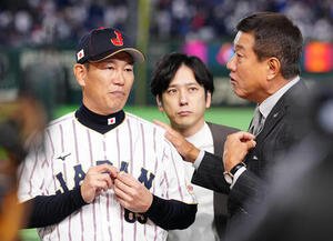 日本対チェコ　試合後、原氏(右)と言葉を交わす井端監督。中央は二宮和也(撮影･江口和貴)