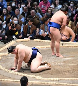 藤ノ川(奥)に引き落としで敗れる大の里(撮影･和賀正仁)