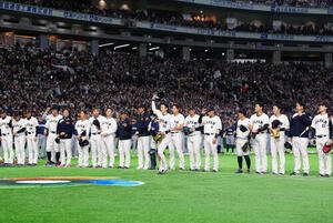 日本対チェコ　試合後、整列しあいさつする周東(中央)ら日本代表の選手たち(撮影･江口和貴)