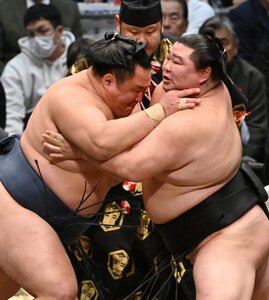 玉鷲(左)は押し出しで正代に敗れる＝滝沢美穂子撮影