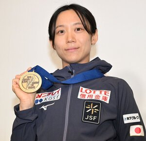 スピードスケートの世界選手権を終え、帰国後の取材対応でメダルを披露する高木美帆