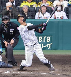 阪神対西武　8回裏阪神1死三塁、西純は勝ち越し適時打を放つ(撮影･上田博志)