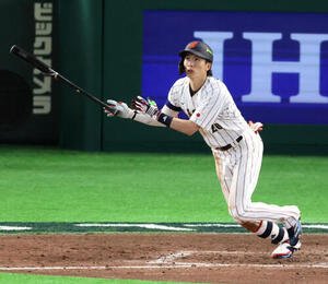 日本対チェコ　8回裏日本2死一、二塁、周東は右越え3点本塁打を放つ(撮影･加藤哉)